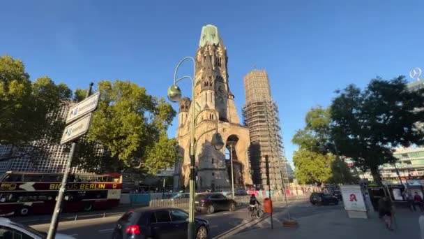 Beroemde Berlijnse Gedaechtniskirche Monument Kerk Met Verkeer Het Ochtendlicht Hoge — Stockvideo