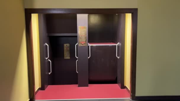 Historischer Paternoster Aufzug Öffentlichen Gebäude Hochwertiges Filmmaterial — Stockvideo