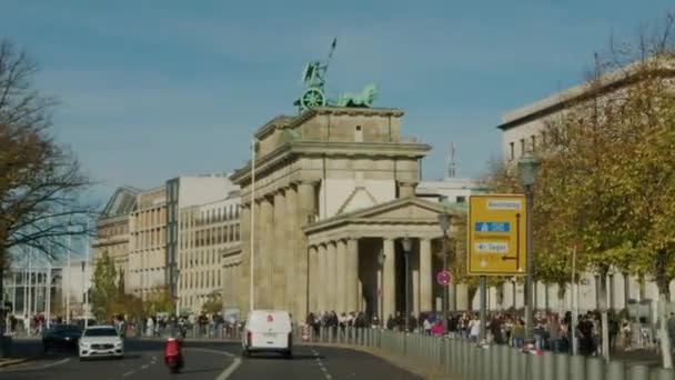 Przejazd Przez Bramę Brandenburską Berlinie Wysokiej Jakości Materiał — Wideo stockowe