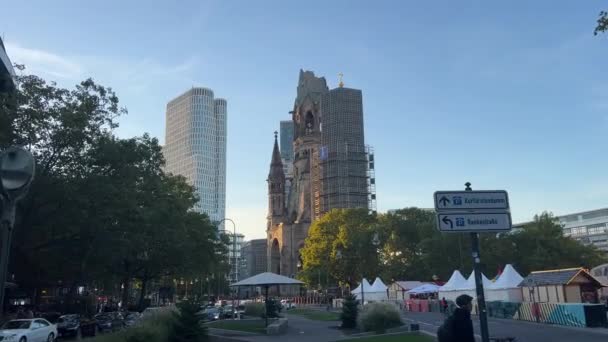 Gedaechtniskircheと夕方に忙しい交通と有名なベルリンの彫刻 高品質4K映像 — ストック動画