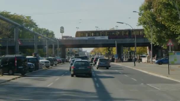 Berlin Városkép Vonattal Áthajt Utcai Hídon Forgalommal Kiváló Minőségű Felvételek — Stock videók