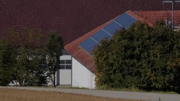 Fotovoltaikus Rendszer Parasztházon Napfényben Kiváló Minőségű Felvételek — Stock videók