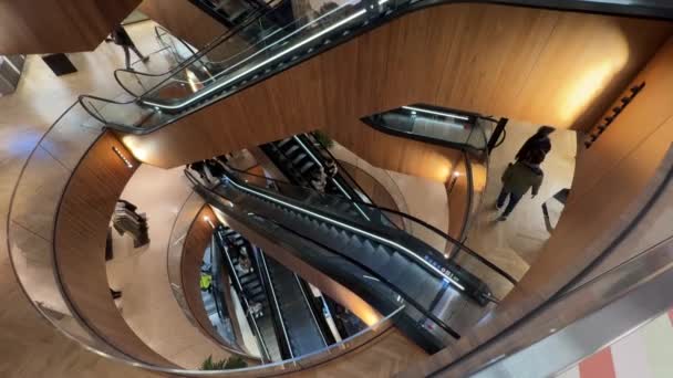 现代购物中心漂亮的自动扶梯系统 高质量的4K镜头 — 图库视频影像