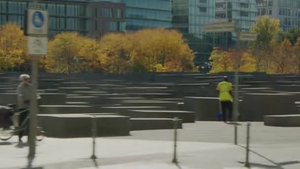 开车经过柏林的大屠杀纪念馆 高质量的4K镜头 — 图库视频影像