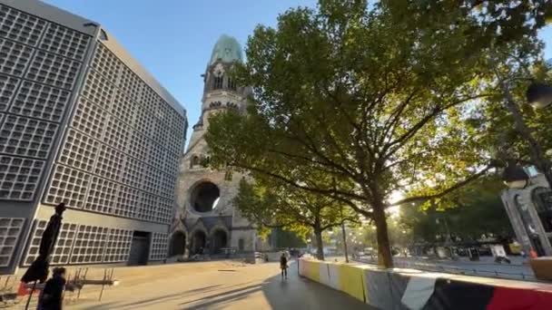柏林著名的Gedaechtniskirche纪念碑教堂 晨光下交通繁忙 高质量的4K镜头 — 图库视频影像