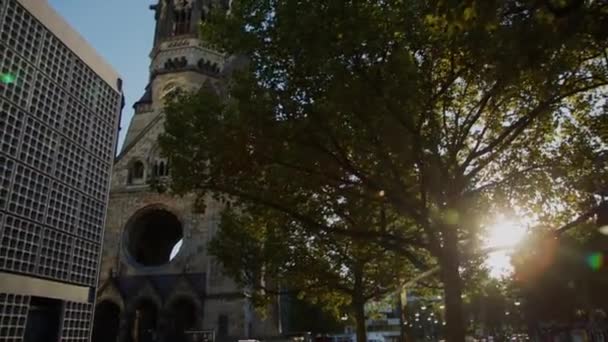 Híres Berlini Gedaechtniskirche Emlékmű Templom Forgalom Reggeli Fényben Kiváló Minőségű — Stock videók