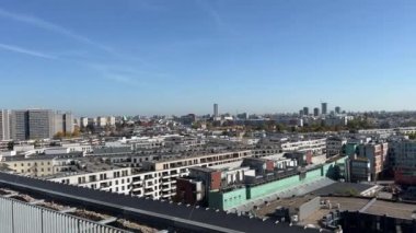 Berlin manzarası çatıdan şehir merkezine doğru. Yüksek kalite 4k görüntü
