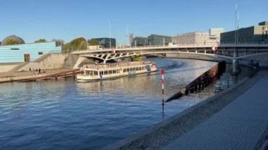 Berlin hükümet bölgesi ve Spree nehri. Yüksek kalite 4k görüntü