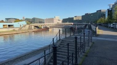 Berlin hükümet bölgesi ve Spree nehri. Yüksek kalite 4k görüntü