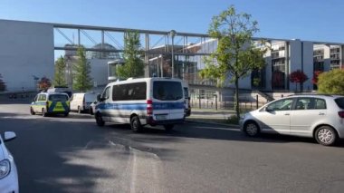 Berlin hükümet bölgesinde mavi ışık yakan polis arabaları. Yüksek kalite 4k görüntü