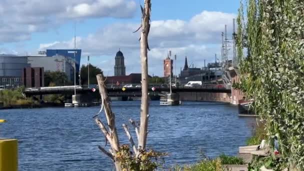 Βερολίνο Διασχίζει Τον Ποταμό Σπρέε Όμορφο Αστικό Τοπίο Υψηλής Ποιότητας — Αρχείο Βίντεο