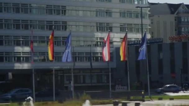 Tyska Och Europeiska Flaggor Gatan Berlin Högkvalitativ Film — Stockvideo