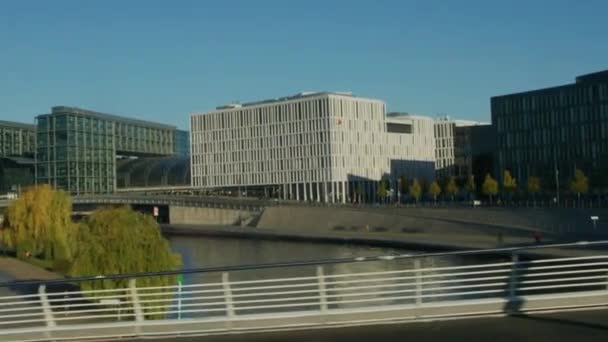 Berlińska Dzielnica Rządowa Rzeką Sprewą Dworcem Głównym Wysokiej Jakości Materiał — Wideo stockowe