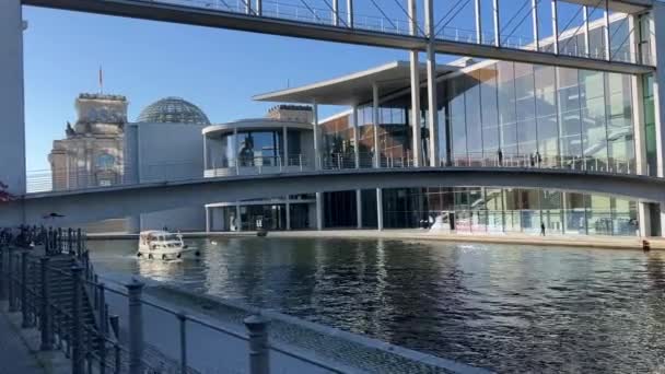 Edificio Del Reichstag Berlino Fiume Sprea Nel Distretto Governativo Filmati — Video Stock