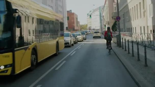 Ciclista Femenina Tráfico Berlín Imágenes Alta Calidad — Vídeos de Stock