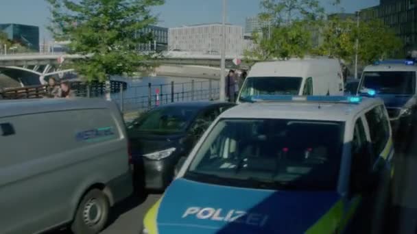 Полицейские Машины Мигающим Голубым Светом Правительственном Районе Берлина Высококачественные Кадры — стоковое видео