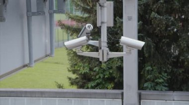 Sokakta asılı duran trafik kameraları. Yüksek kalite 4k görüntü