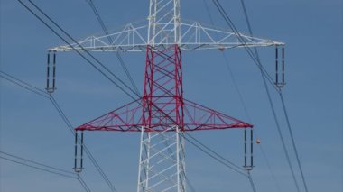 Kırsal alanda yüksek voltajlı elektrik hatları. Yüksek kalite 4k görüntü
