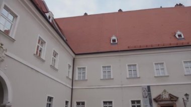 Aşağı Avusturya 'daki St. Poelten piskoposluğunun iç mahkemesi. Yüksek kalite 4k görüntü