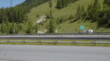 Alp otobanı. Tatilciler yolda. Yüksek kalite 4k görüntü