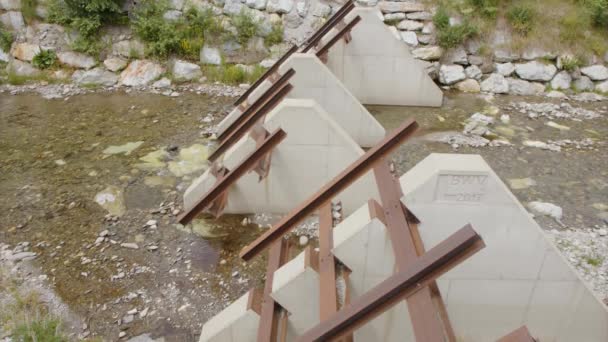Kontrola Strumienia Alpejskiej Rzece Wysokiej Jakości Materiał — Wideo stockowe