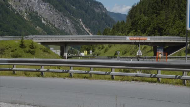 Tijdspanne Van Alpine Snelweg Met Vakantiegangers Weg Hoge Kwaliteit Beeldmateriaal — Stockvideo