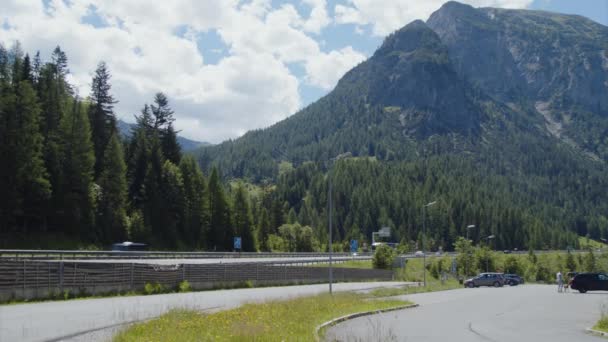 Timelapse Alpin Motorväg Med Semesterresenärer Vägen Högkvalitativ Film — Stockvideo