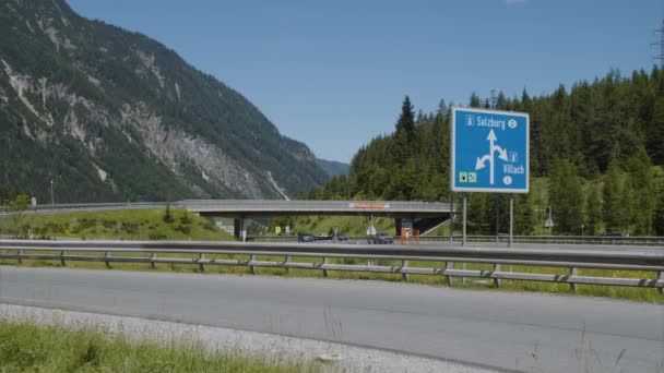 Alpine Snelweg Met Vakantiegangers Weg Hoge Kwaliteit Beeldmateriaal — Stockvideo