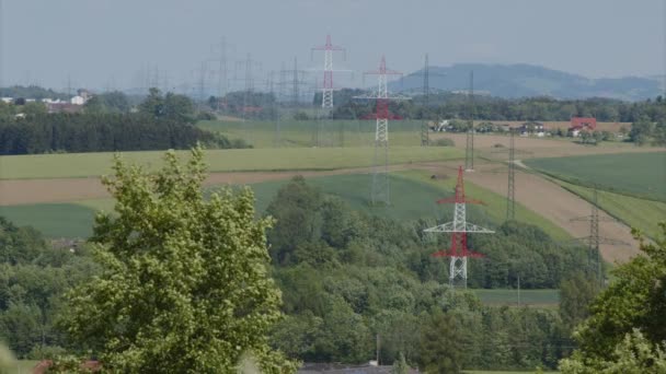 田園風景の高電圧送電線 高品質4K映像 — ストック動画