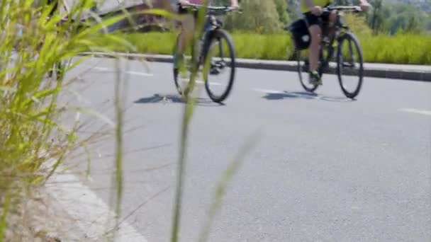 Radfahrer Auf Der Straße Radfahrtag Hochwertiges Filmmaterial — Stockvideo