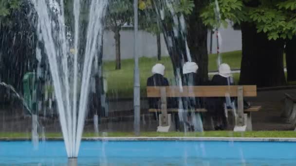 Три Мусульманки Платком Рядом Фонтаном Парке Высококачественные Кадры — стоковое видео