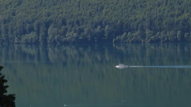Avusturya Gölü 'nü geçen tek bir gemi. Yüksek kalite 4k görüntü