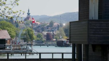 Yukarı Avusturya 'daki Attersee' deki Seewalchen kayıkhanelerinin manzarası. Yüksek kalite 4k görüntü