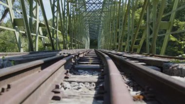 Tarihi metal köprünün üzerindeki demiryolu hattı. Yüksek kalite 4k görüntü