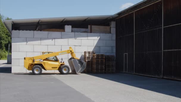 倉庫でトラックの駐車場 高品質4K映像 — ストック動画