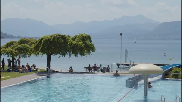 夏天的室外游泳池 紧邻上奥地利的Attersee湖 高质量的4K镜头 — 图库视频影像