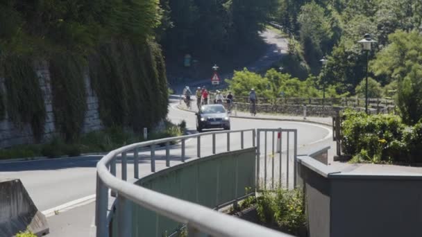 カリンシアの通りの隣をサイクリングする観光客のグループ 高品質4K映像 — ストック動画