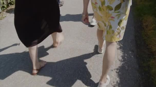 Дві Жінки Ходять Тротуарі Влітку Високоякісні Кадри — стокове відео