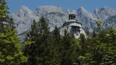 Ormanı ve dağları olan Hohenwerfen Kalesi 'ne bir göz atalım. Yüksek kalite 4k görüntü