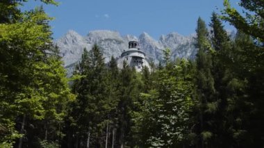 Ormanı ve dağları olan Hohenwerfen Kalesi 'ne bir göz atalım. Yüksek kalite 4k görüntü