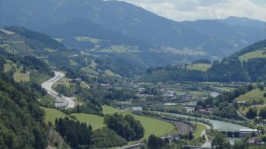 Güzel kıvrımlı Salzach nehri, Alp Vadisi 'ndeki demiryolu ve karayolu. Yüksek kalite 4k görüntü