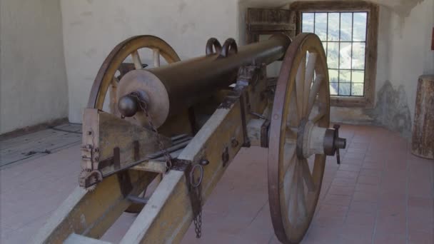 Ιστορικό Κανόνι Βαλλιστικών Πυραύλων Στο Μεσαιωνικό Κάστρο Υψηλής Ποιότητας Πλάνα — Αρχείο Βίντεο