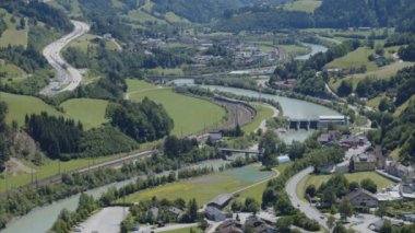 Güzel kıvrımlı Salzach nehri, Alp Vadisi 'ndeki demiryolu ve karayolu. Yüksek kalite 4k görüntü
