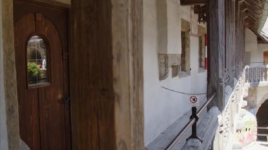 Avusturya, Salzburg 'daki Hohenwerfen kalesinde ahşap balkon. Yüksek kalite 4k görüntü