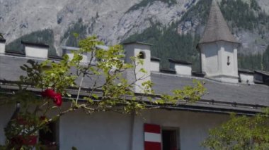Kalenin çatısındaki bacalar dağ zeminine karşı. Yüksek kalite 4k görüntü