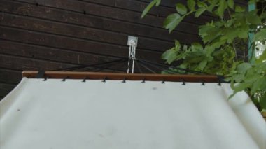 Ağacın yanında sallanan hamak. Yüksek kalite 4k görüntü