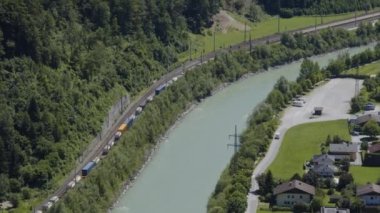 Salzburg, Avusturya 'da Salzach nehrinin yanındaki yük treni. Yüksek kalite 4k görüntü