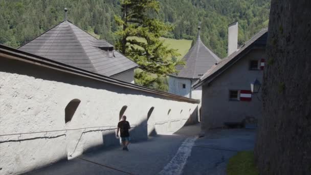 Menuruni Kastil Hohenwerfen Dengan Pertempuran Dan Pemandangan Gunung Yang Indah — Stok Video