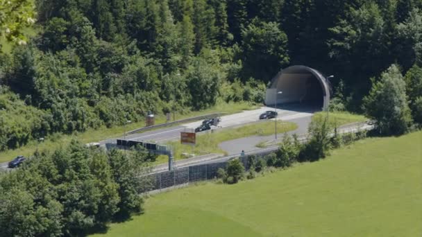 Sortie Tunnel Autoroutier Alpin Avec Circulation Images Haute Qualité — Video