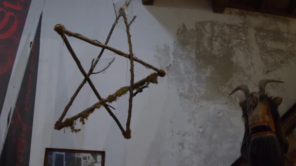 Houten Pentragram Opgehangen Aan Het Plafond Hoge Kwaliteit Beeldmateriaal — Stockvideo